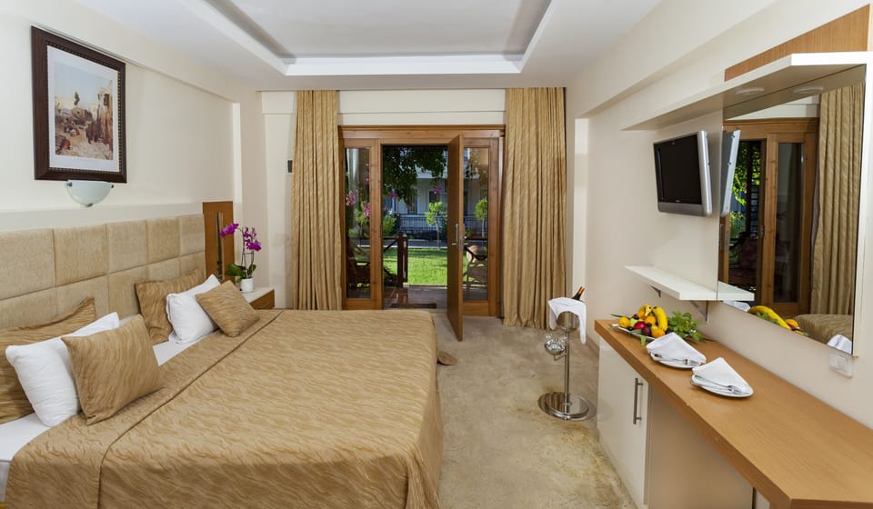 Standard Room, 1 Bedroom | Minibar, laptop workspace, bed sheets
