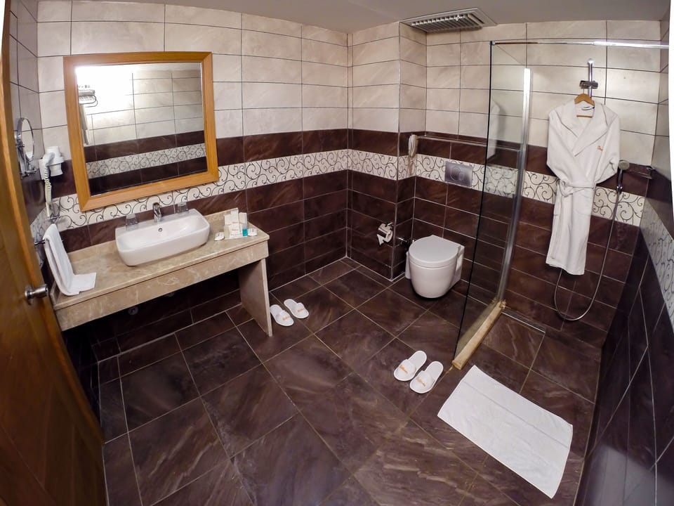 Standard Room, 1 Bedroom | Bathroom | Hair dryer, towels, soap, shampoo