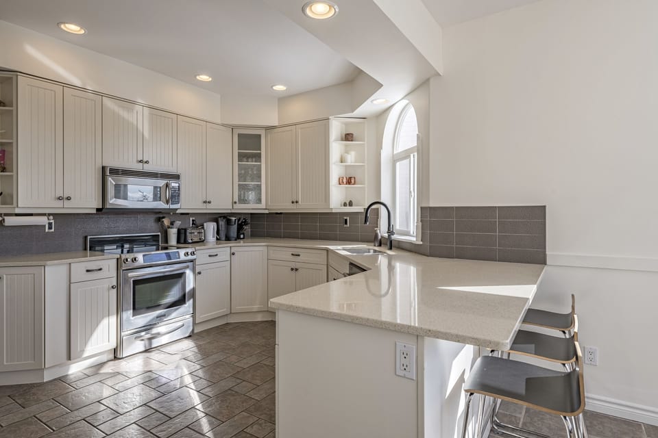 Large Kitchen with Breakfast Bar and Large Island