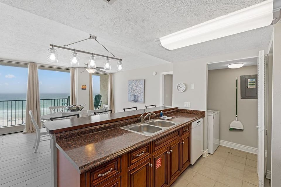Kitchen island overlooking the beautiful beachfront views along the panhandle