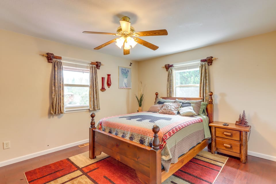 Bedroom 1 | Queen Bed | Main Floor