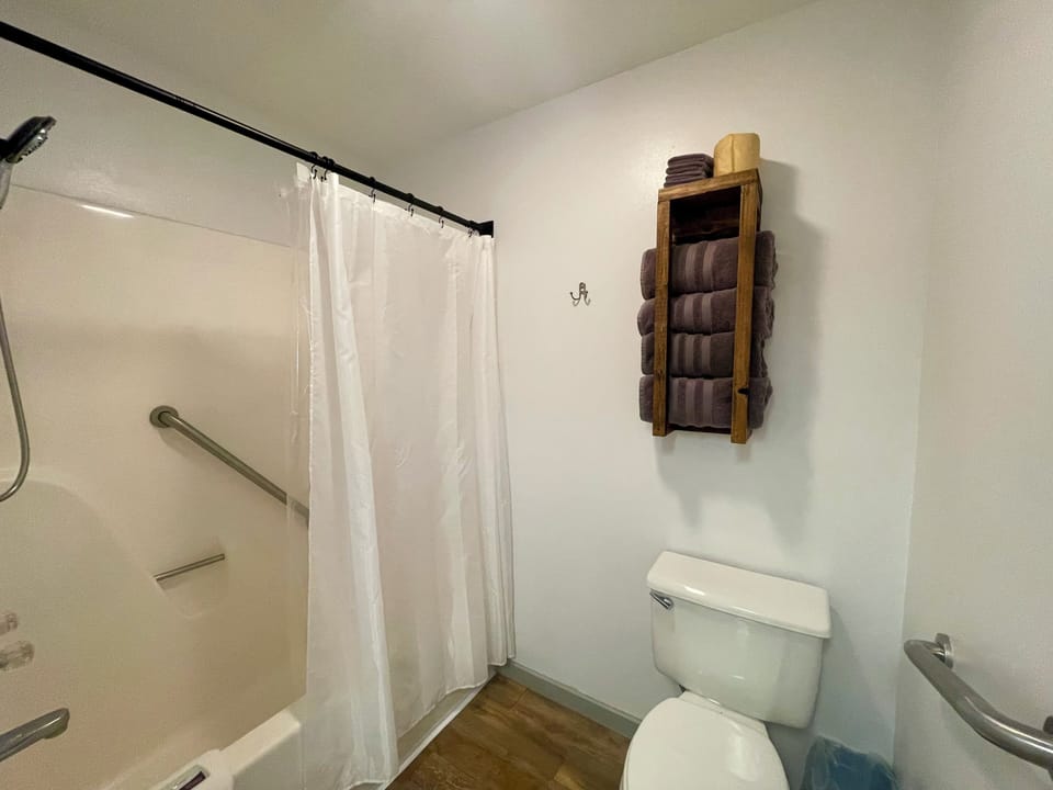 Signature Room, 1 King Bed | Bathroom | Free toiletries, hair dryer, towels, soap