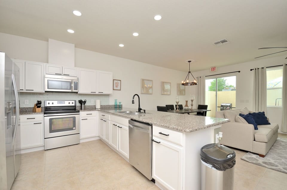 Huge kitchen ALL NEW