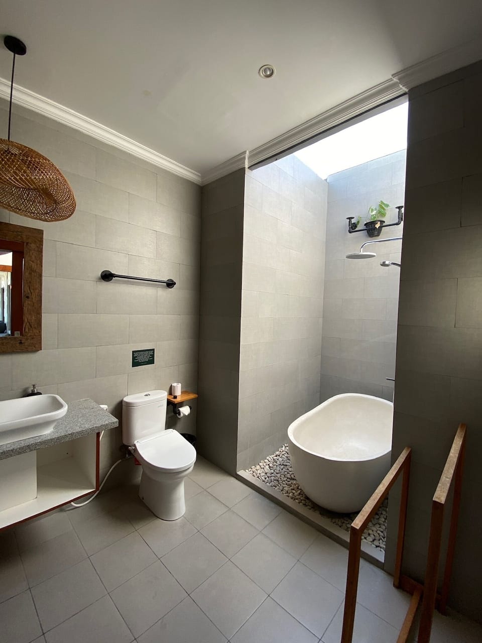 Deluxe Room | Bathroom | Hair dryer, electronic bidet, towels, soap