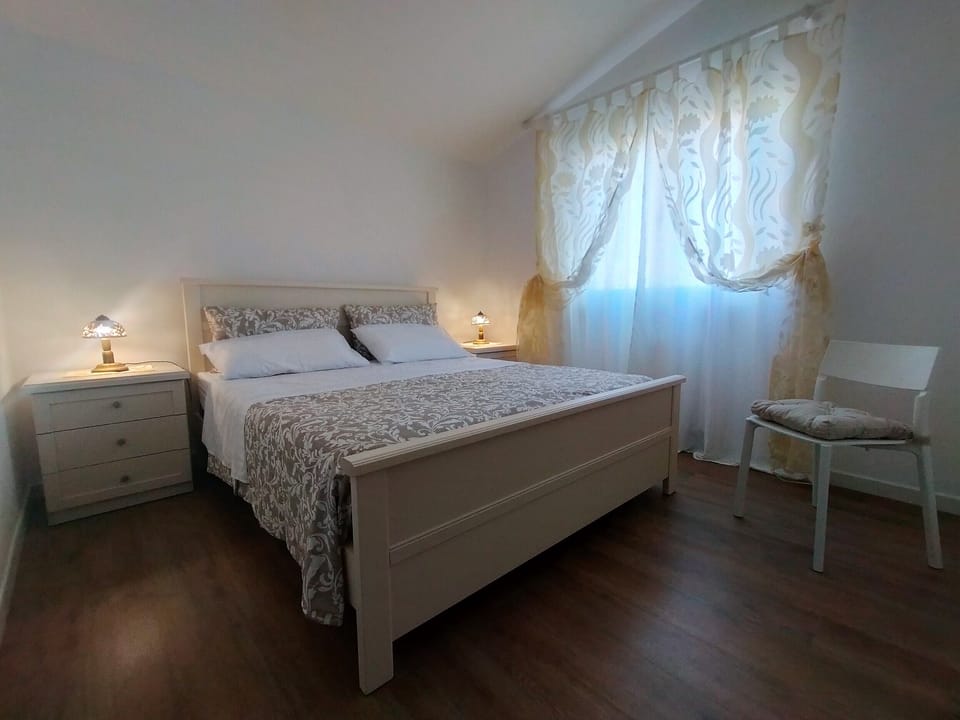 House | 2 bedrooms, iron/ironing board, cribs/infant beds, travel crib