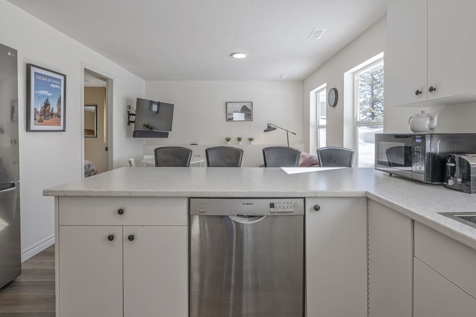 Kitchen Island and Breakfast Bar - Seats 4 