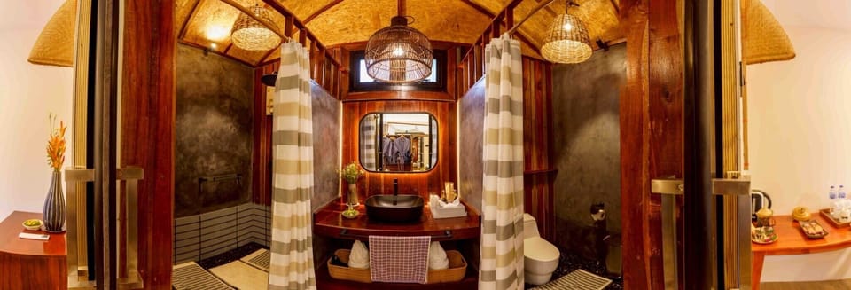 Romantic Signature Private View | Bathroom | Shower, rainfall showerhead, free toiletries, slippers