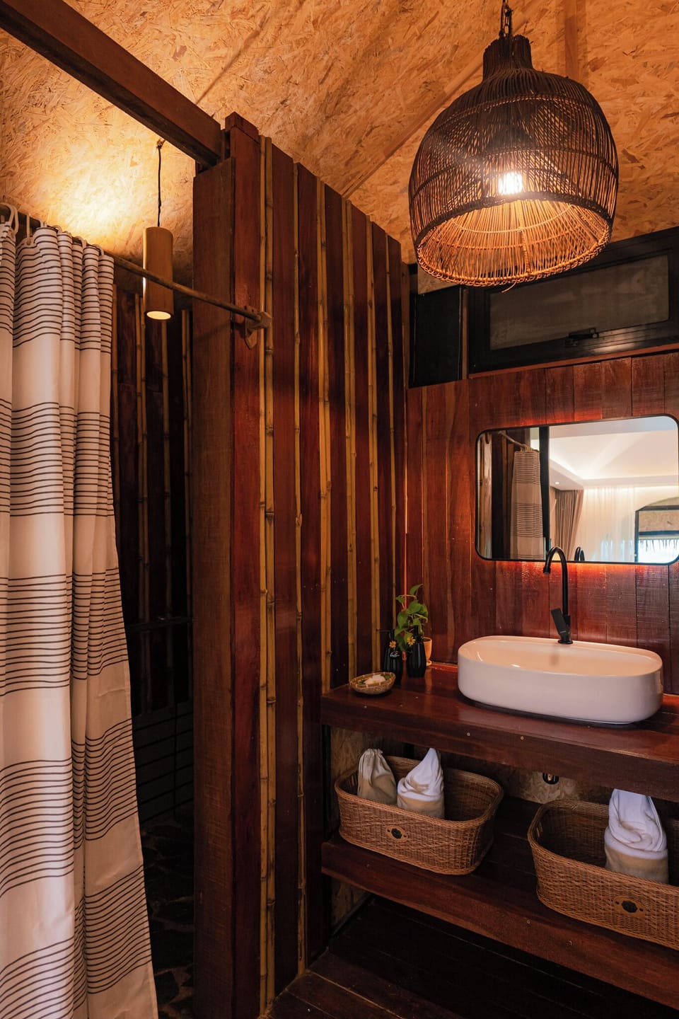 Shower, rainfall showerhead, free toiletries, slippers