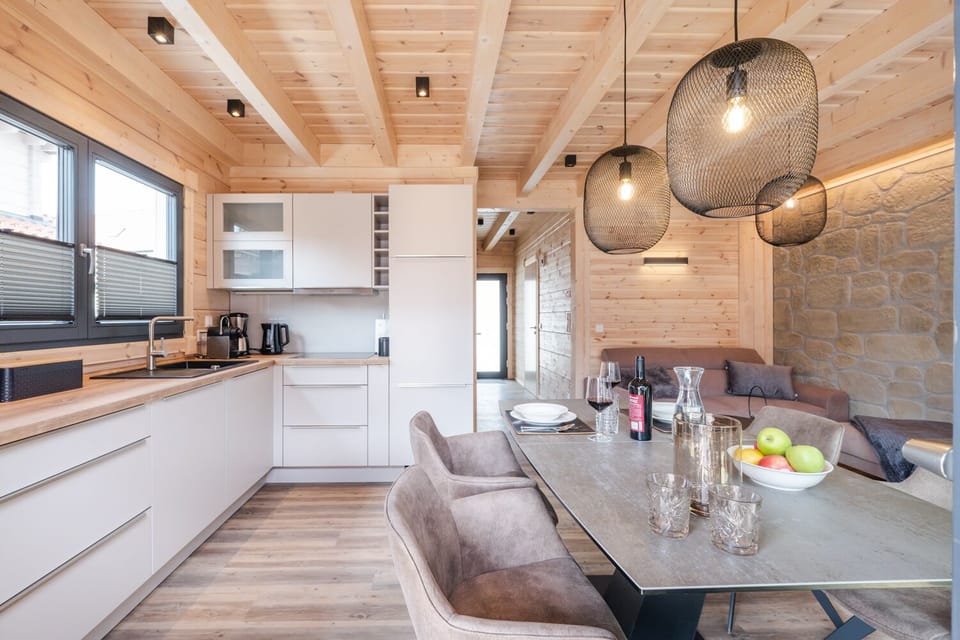 Premium House | Private kitchen | Full-size fridge, microwave, oven, stovetop