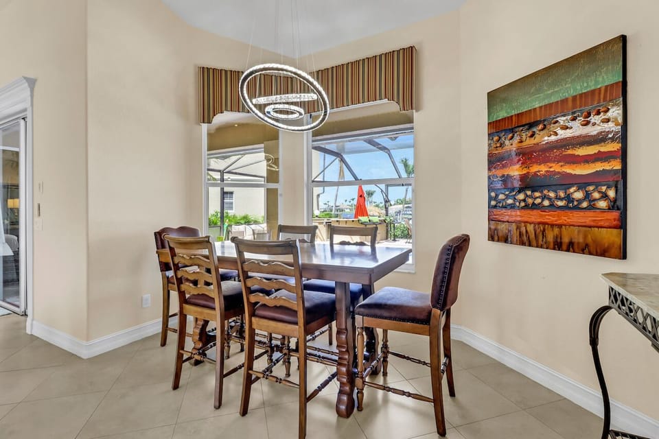 Dining Area seats 6+