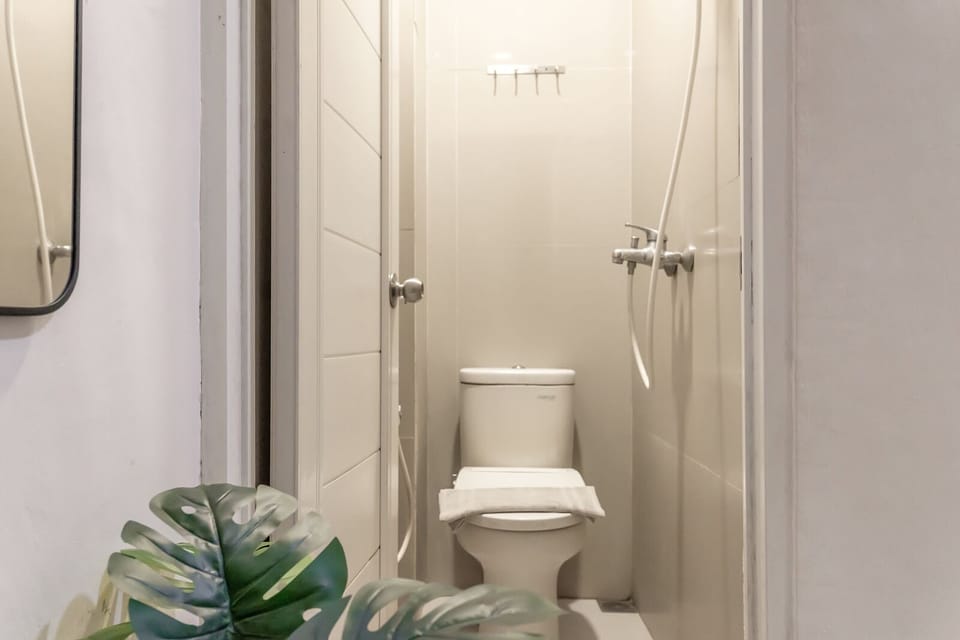Standard Double Room | Bathroom | Shower, free toiletries, bidet, towels