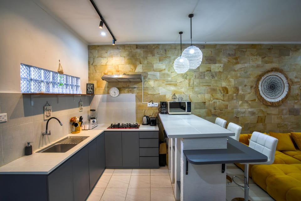 Deluxe Villa | Private kitchenette | Fridge, microwave, stovetop, coffee/tea maker