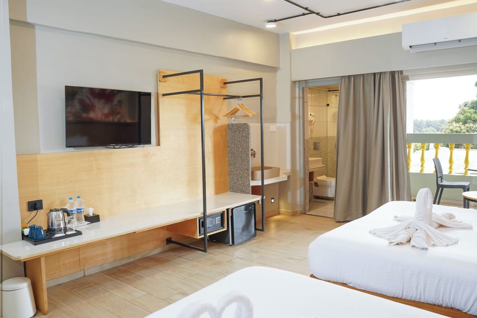 Cozy Twin | Egyptian cotton sheets, premium bedding, minibar, in-room safe