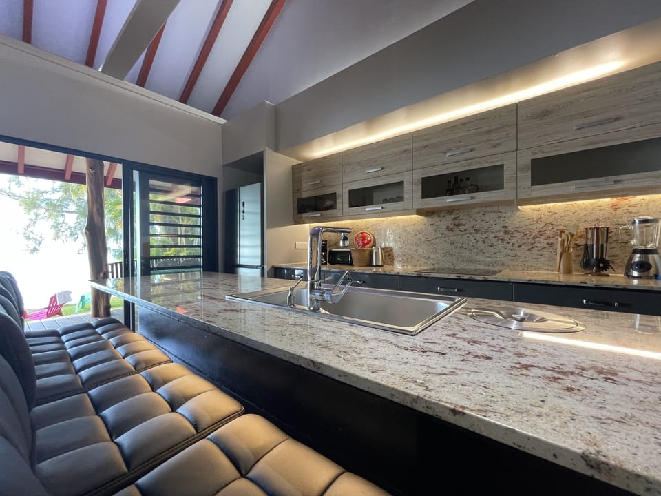 Kitchen with views on the lagoon and the garden