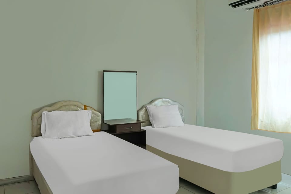 Twin Room | Desk, laptop workspace, WiFi (free), bed sheets