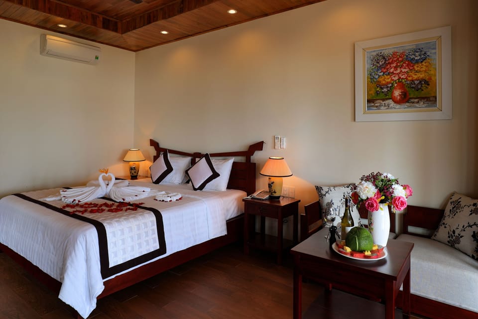 Deluxe Room, Ocean View | Minibar, in-room safe, desk, soundproofing