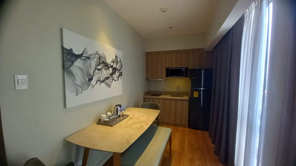 Suite | Living area | 32-inch flat-screen TV with cable channels, TV
