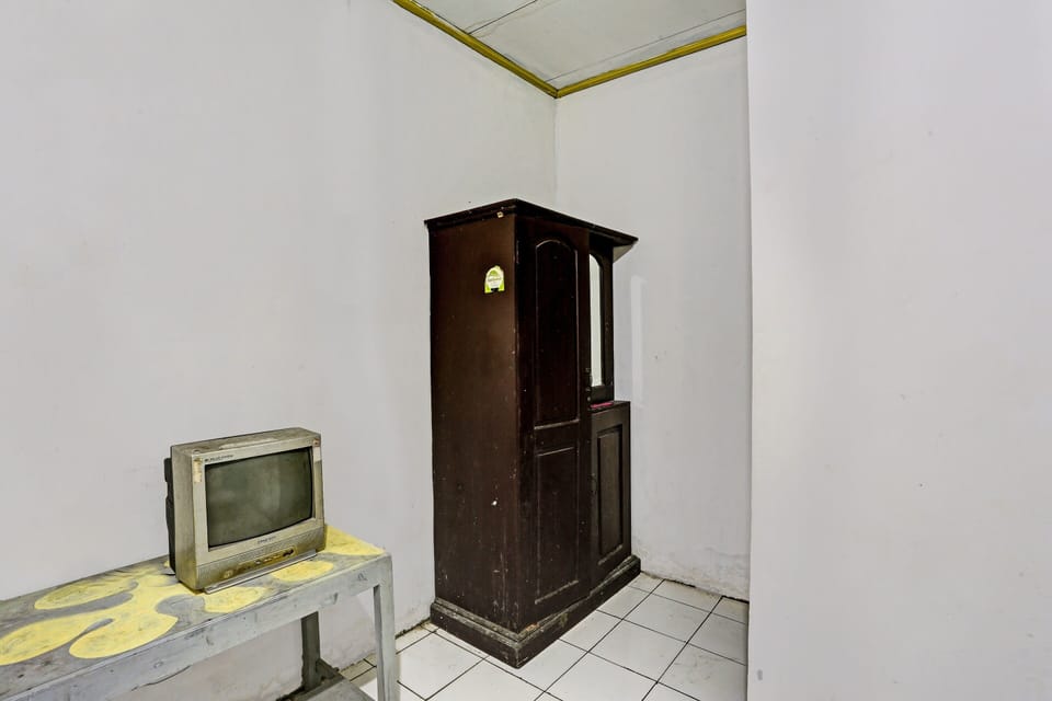 Single Room | Laptop workspace, bed sheets
