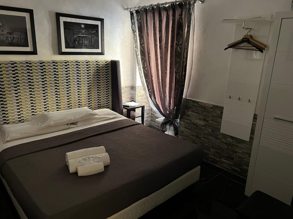 In-room safe, desk, free WiFi