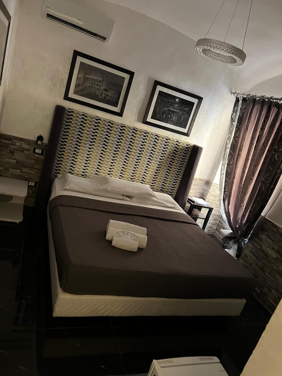 In-room safe, desk, free WiFi