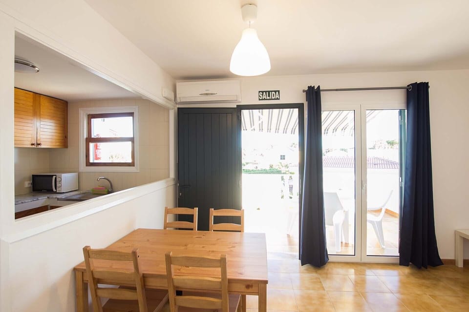 Apartment, 2 Bedrooms, Terrace, Ground Floor | Dining room