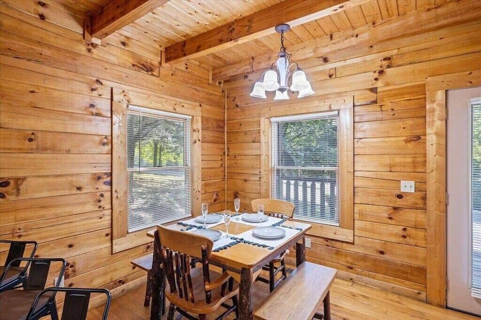 Smokies Outlook's inviting dining table