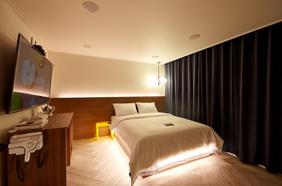 Deluxe Double Room | Premium bedding, free minibar, desk, laptop workspace