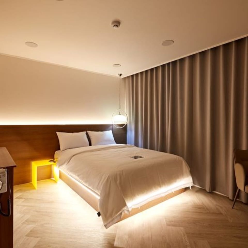 Premium bedding, free minibar, desk, laptop workspace