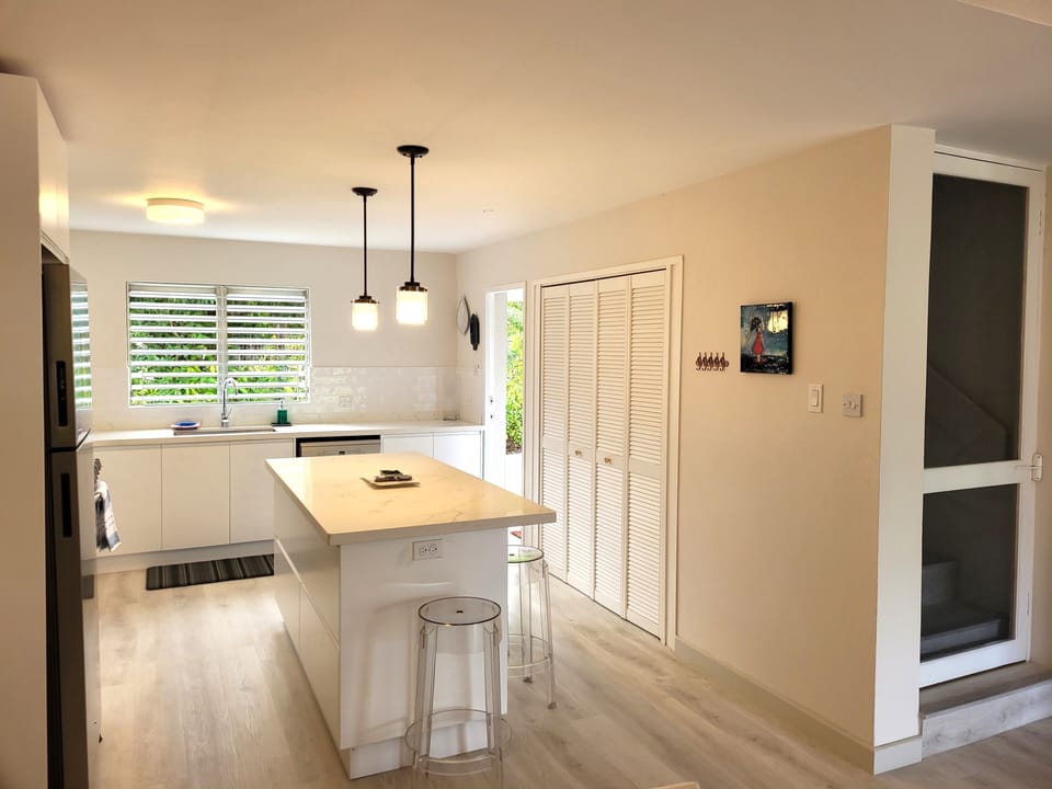 Kitchen area with view of the entrance door. 