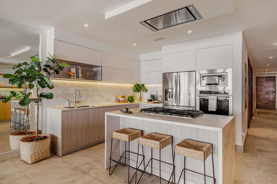 Luxury Condo, 4 Bedrooms, Ocean View | Private kitchen | Full-size fridge, microwave, oven, stovetop