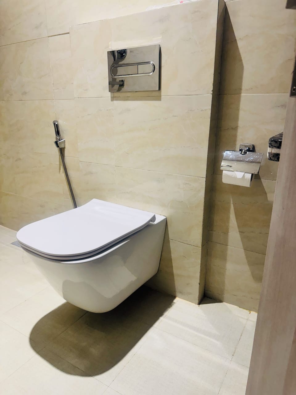 Rainfall showerhead, free toiletries, bathrobes, towels