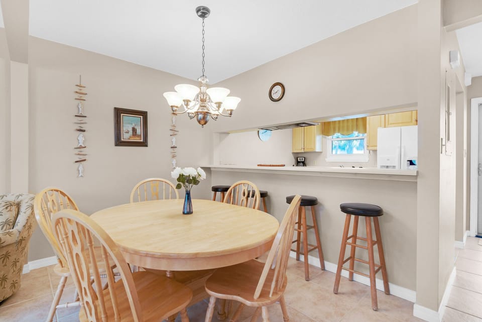 Dining to eat-in bar seating