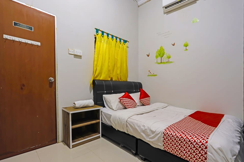 Deluxe Double Room | Desk, laptop workspace, bed sheets