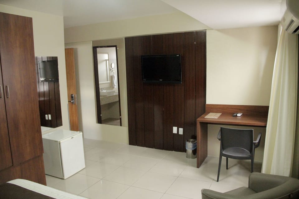 Standard Room | Desk, blackout drapes, free cribs/infant beds, rollaway beds