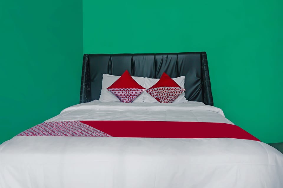 Deluxe Twin Room | Desk, laptop workspace, bed sheets
