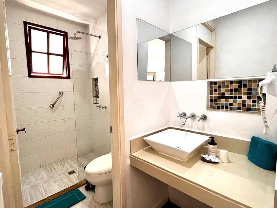 Triple Room | Bathroom | Free toiletries, hair dryer, towels, soap