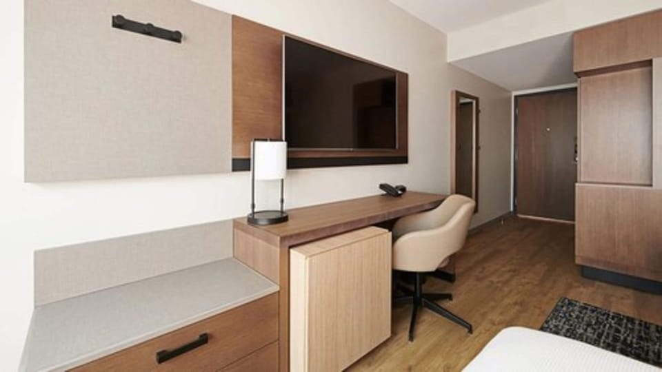 Desk, laptop workspace, iron/ironing board, free WiFi