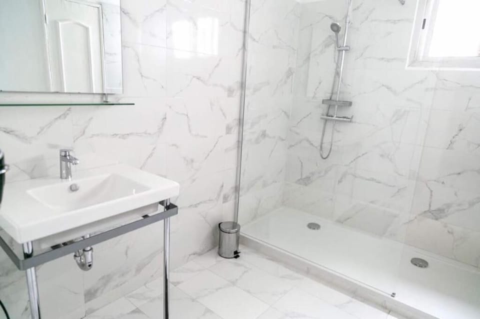 Shower, rainfall showerhead, hair dryer, towels