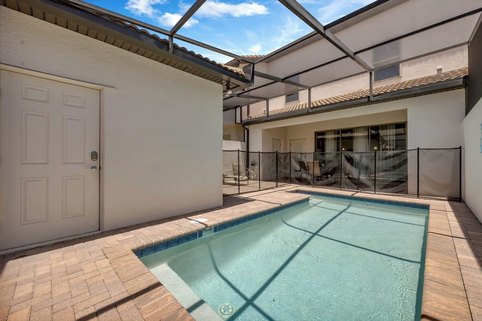 Windsor at Westside private pool pic1