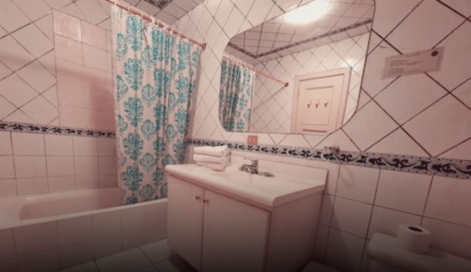 Family Room | Bathroom | Shower, towels, soap, shampoo