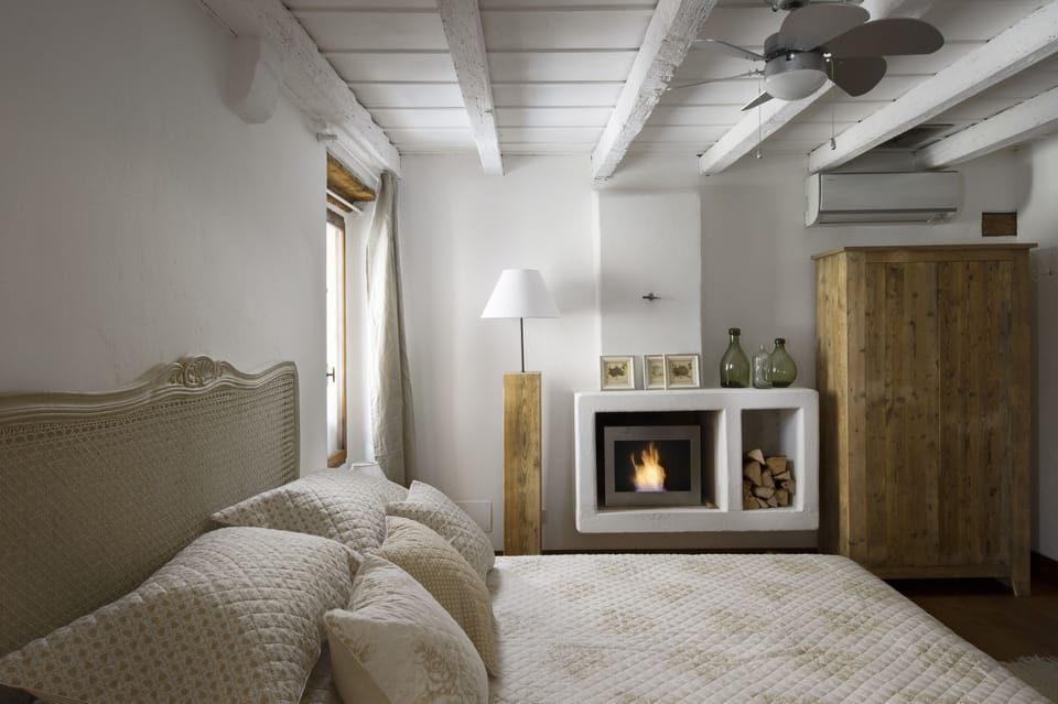 Double Room | In-room safe, desk, free cribs/infant beds, rollaway beds