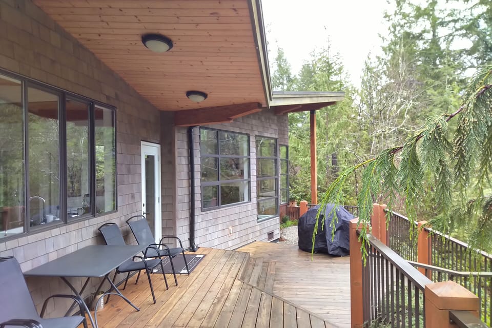 BBQ and Dining on the deck.