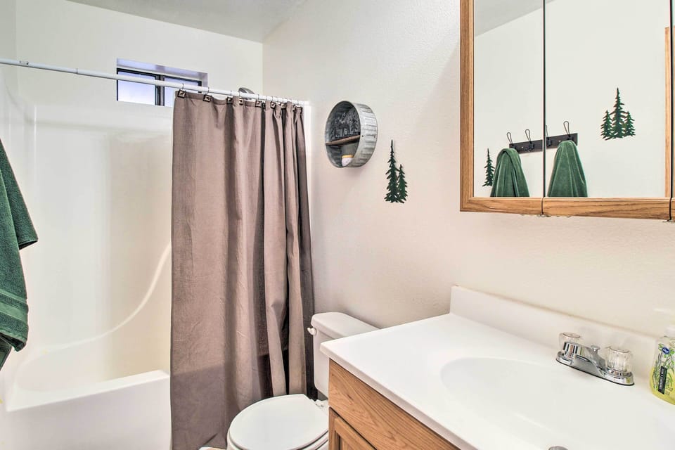 Full Bathroom | Towels Provided
