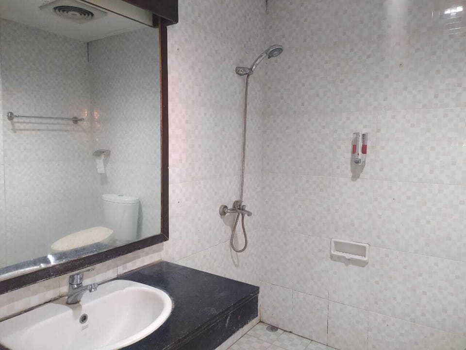 Standard Twin Room | Bathroom | Towels