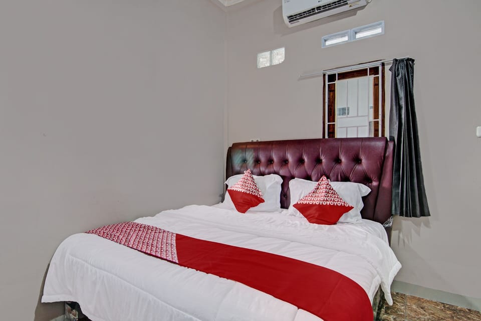 Deluxe Double Room | Desk, laptop workspace, bed sheets