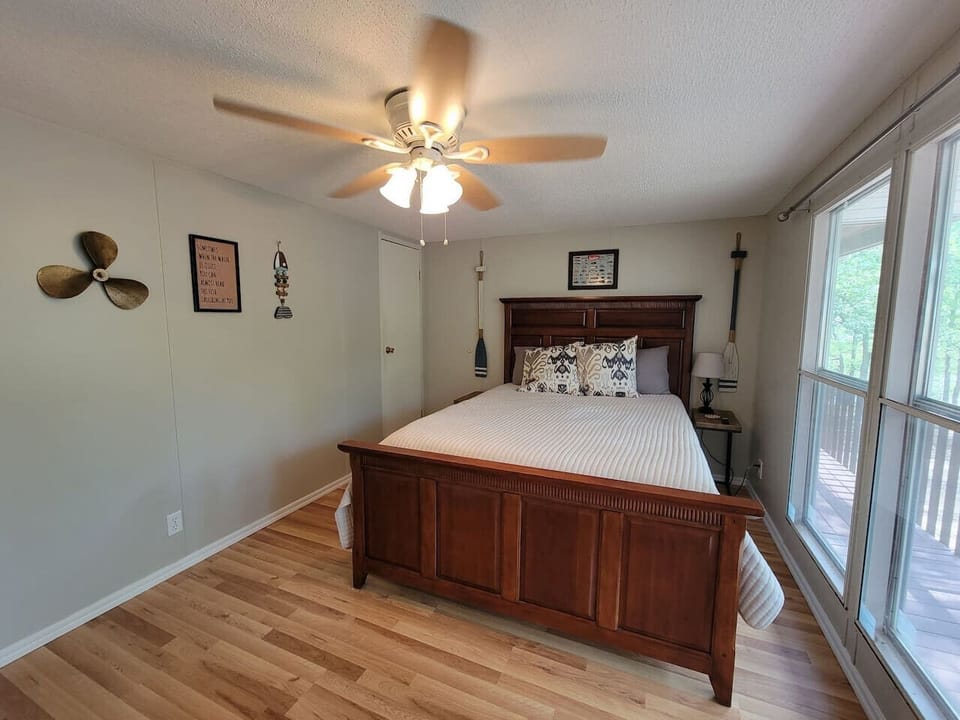 2nd bedroom with queen size bed and smart TV