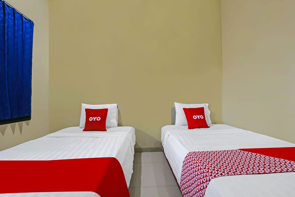 Standard Twin Room | Desk, laptop workspace, bed sheets