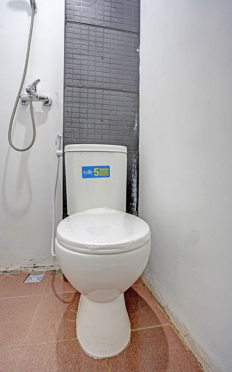 Standard Double Room | Bathroom | Shower, rainfall showerhead, towels, toilet paper