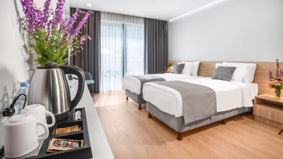 Twin Room | Premium bedding, in-room safe, desk, laptop workspace