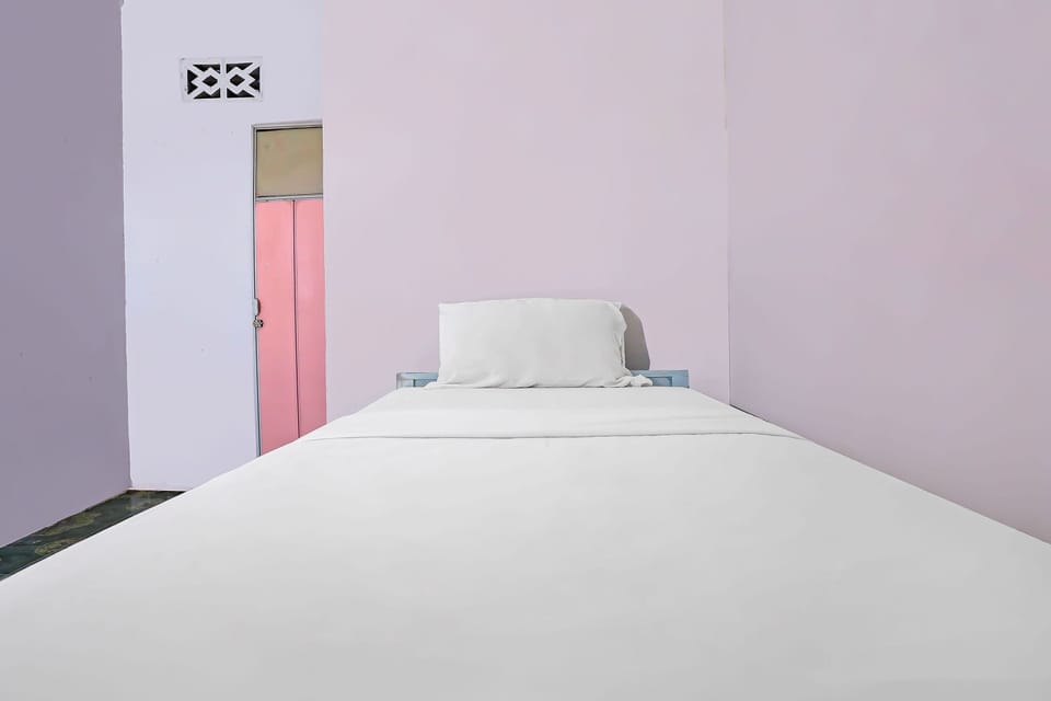 Basic Single Room | Desk, laptop workspace, bed sheets
